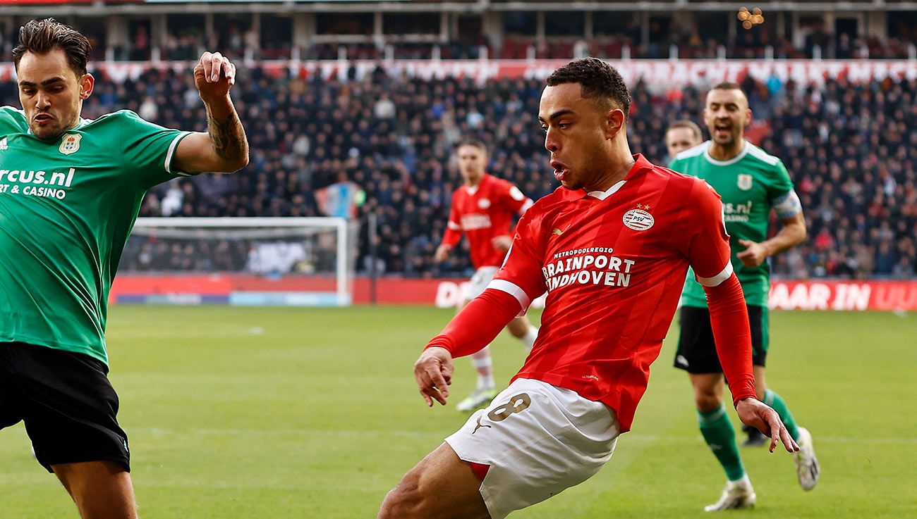 Sergiño Dest durante un partido con el PSV