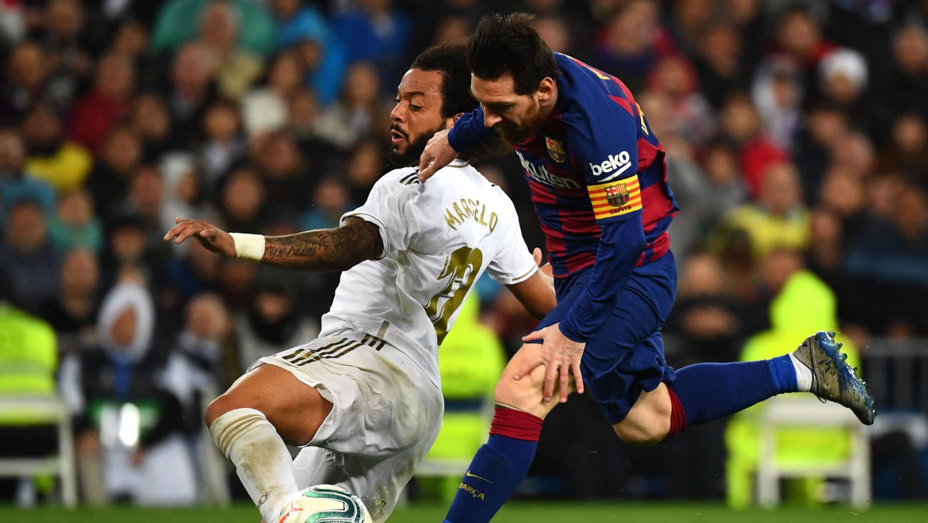 Leo Messi y Marcelo disputando un balón en el Clásico