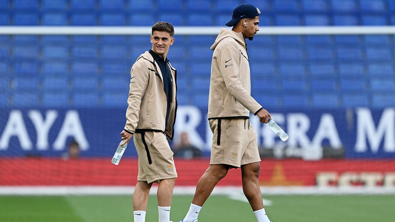 Gavi y Ronald Araújo antes de un partido con el Barça