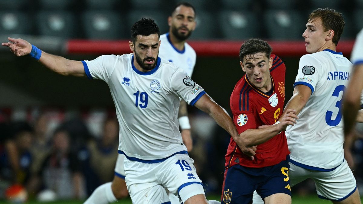 Gavi, entre rivales en el Chipre vs España