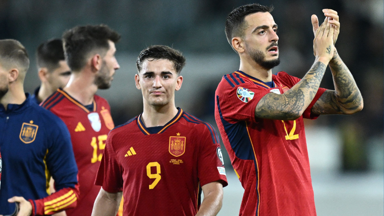 Gavi y Joselu en el pospartido entre Chipre y España