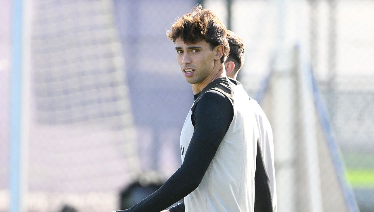 Joao Félix durante un entrenamiento con el Barça