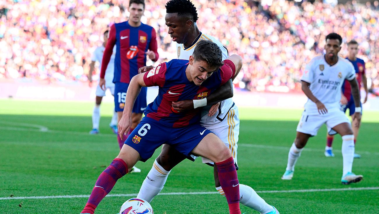 Gavi protege la pelota ante Vinicius