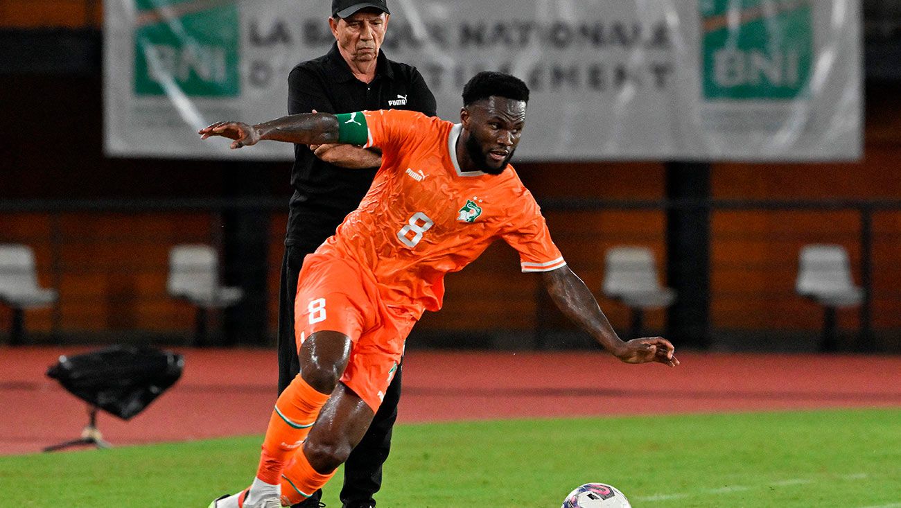 Kessié durante un partido con Costa de Marfil