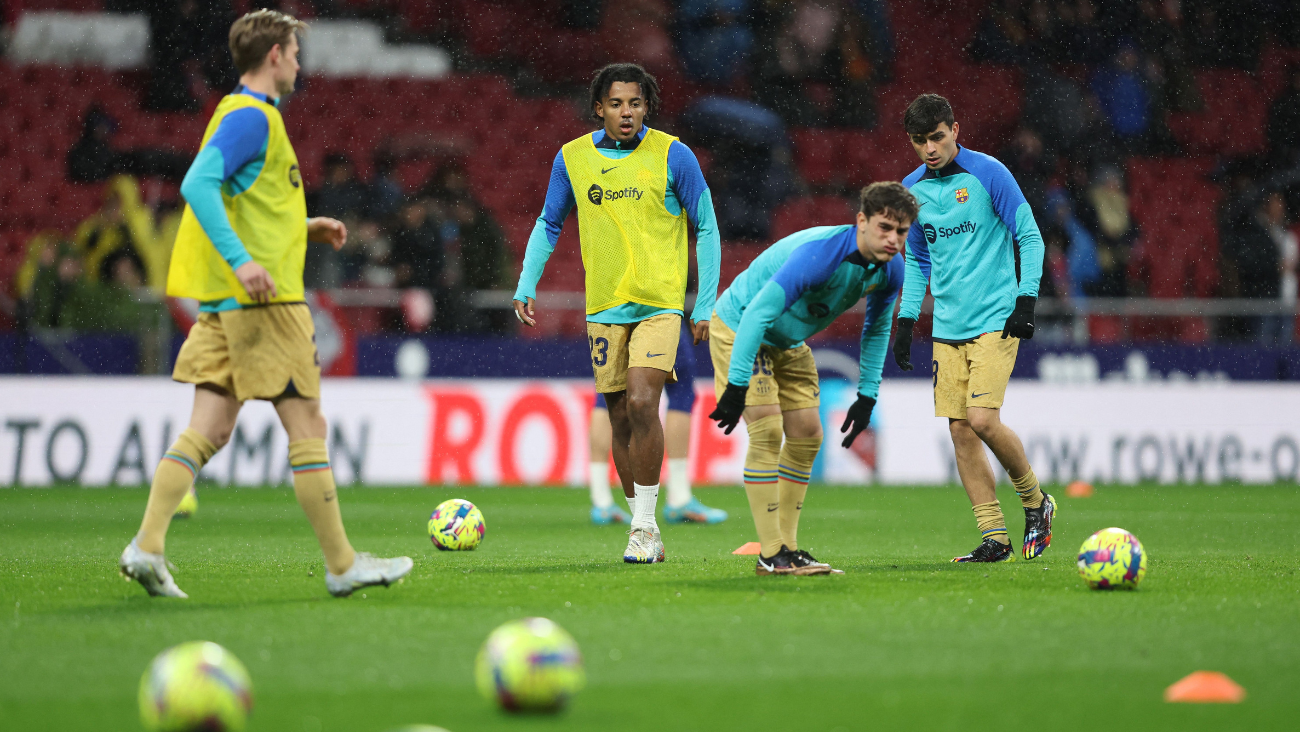 Gavi, Pedri, Frenkie de Jong y Jules Koundé haciendo trabajos precompetitivos