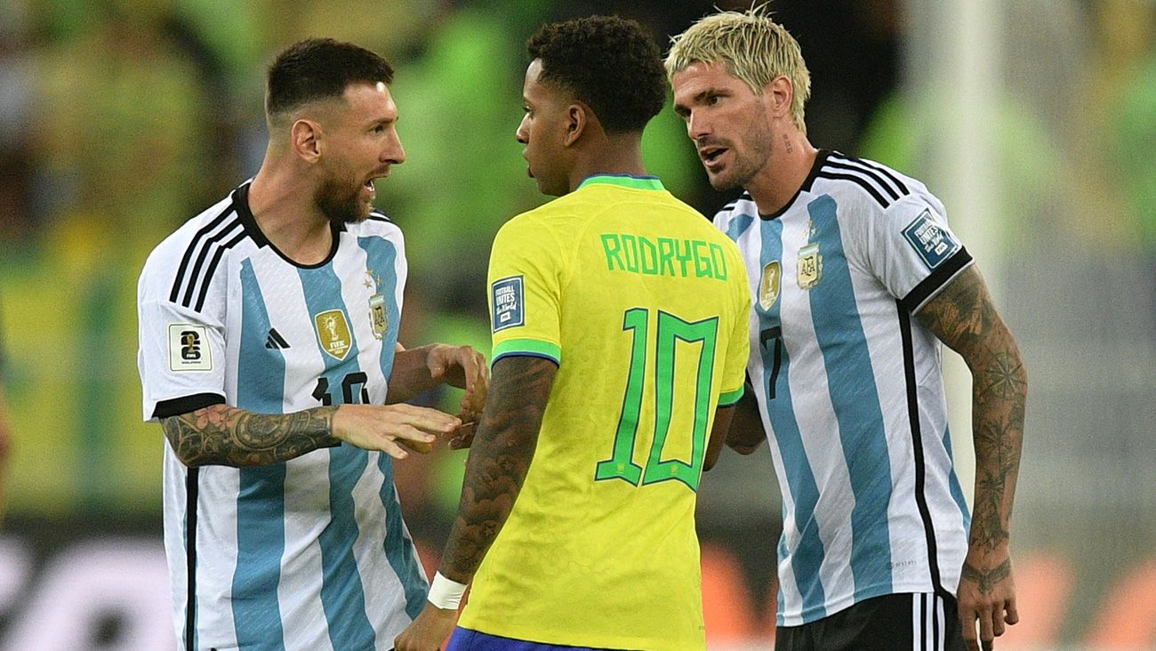 Leo Messi y Rodrygo discuten antes del Brasil-Argentina