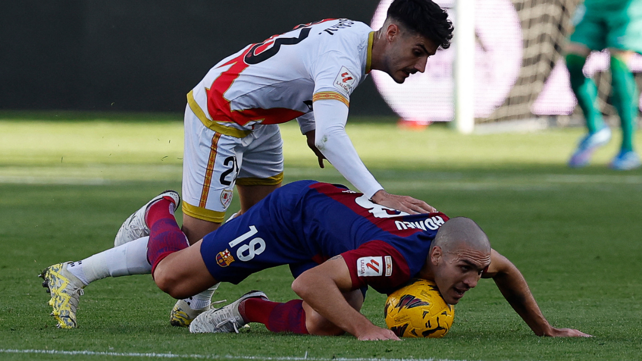 Oriol Romeu disputa un balón contra Oscar Valentín en el empate entre el Rayo Vallecano y el FC Barcelona (1-1)