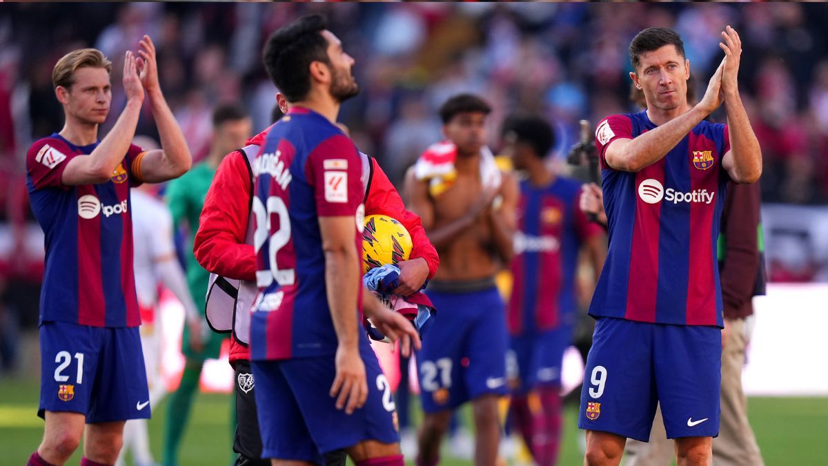 Los jugadores del FC Barcelona tras el empate en Vallecas