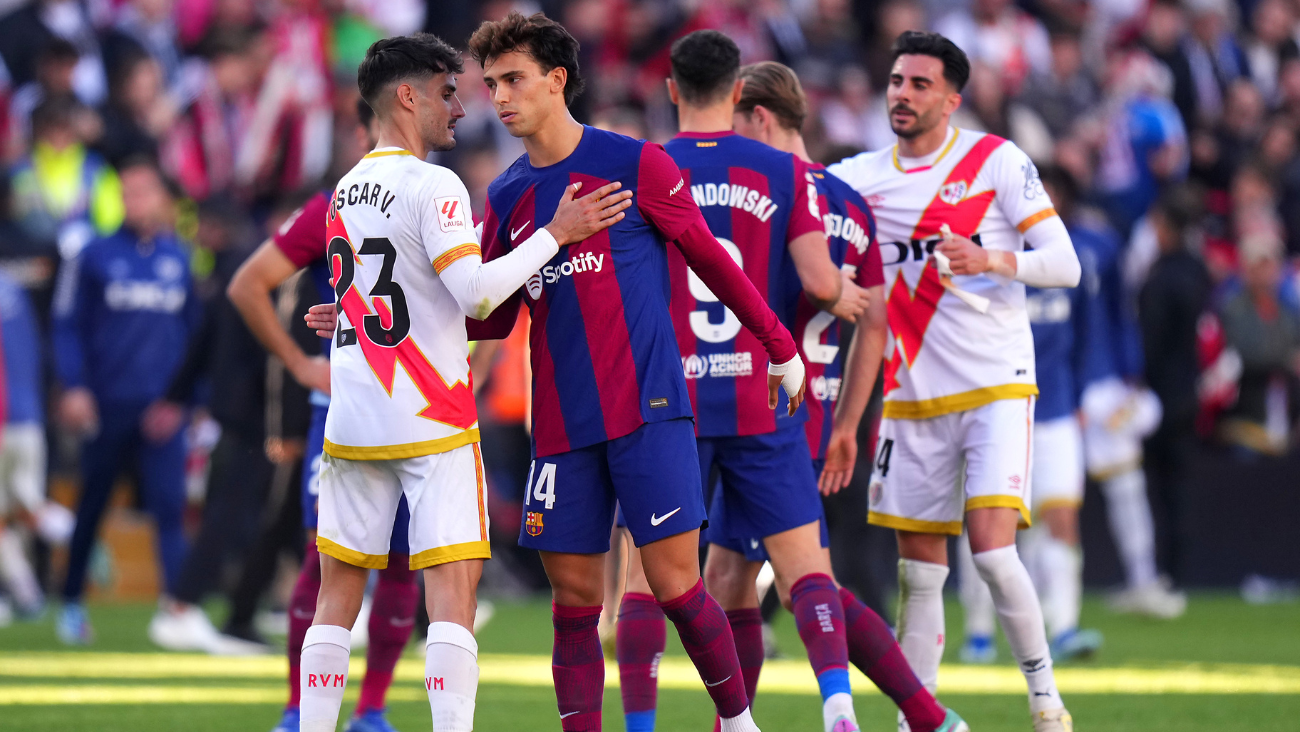 Jugadores del Barça y el Rayo se saludan en el final del encuentro en Vallecas en LaLiga (1 1)