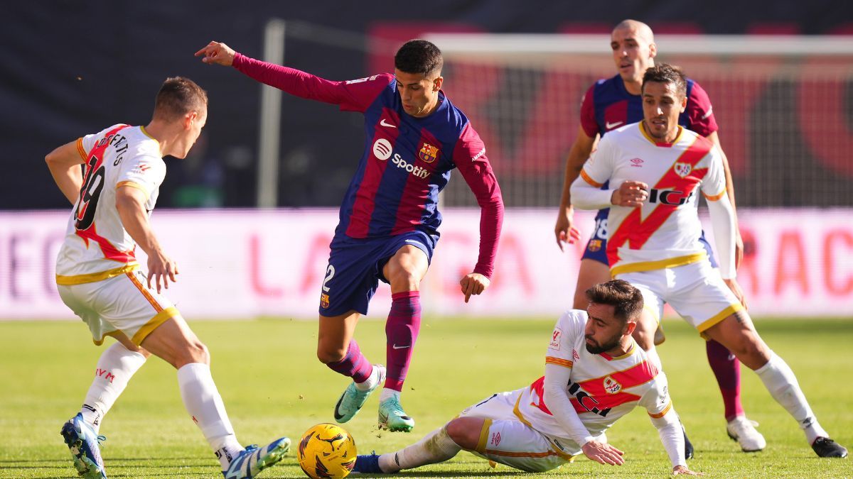 Joao Cancelo, entre rivales, en la visita del Barça a Vallecas
