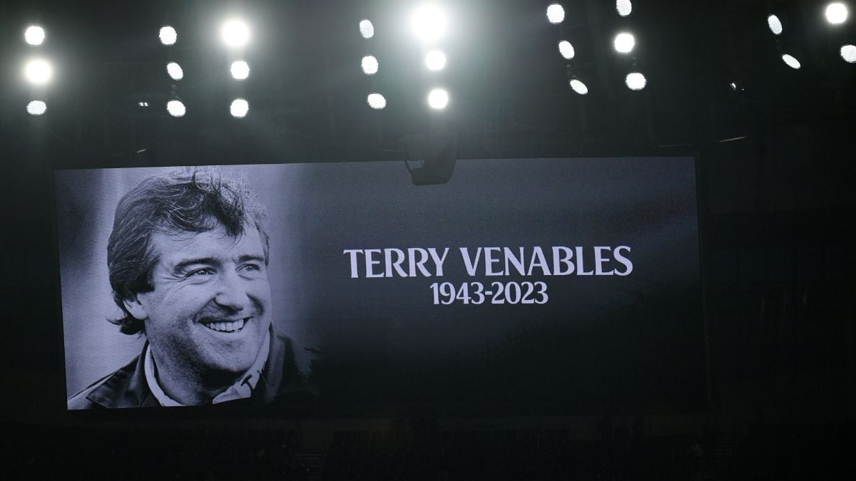Reconocimiento a Terry Venables en el estadio del Tottenham
