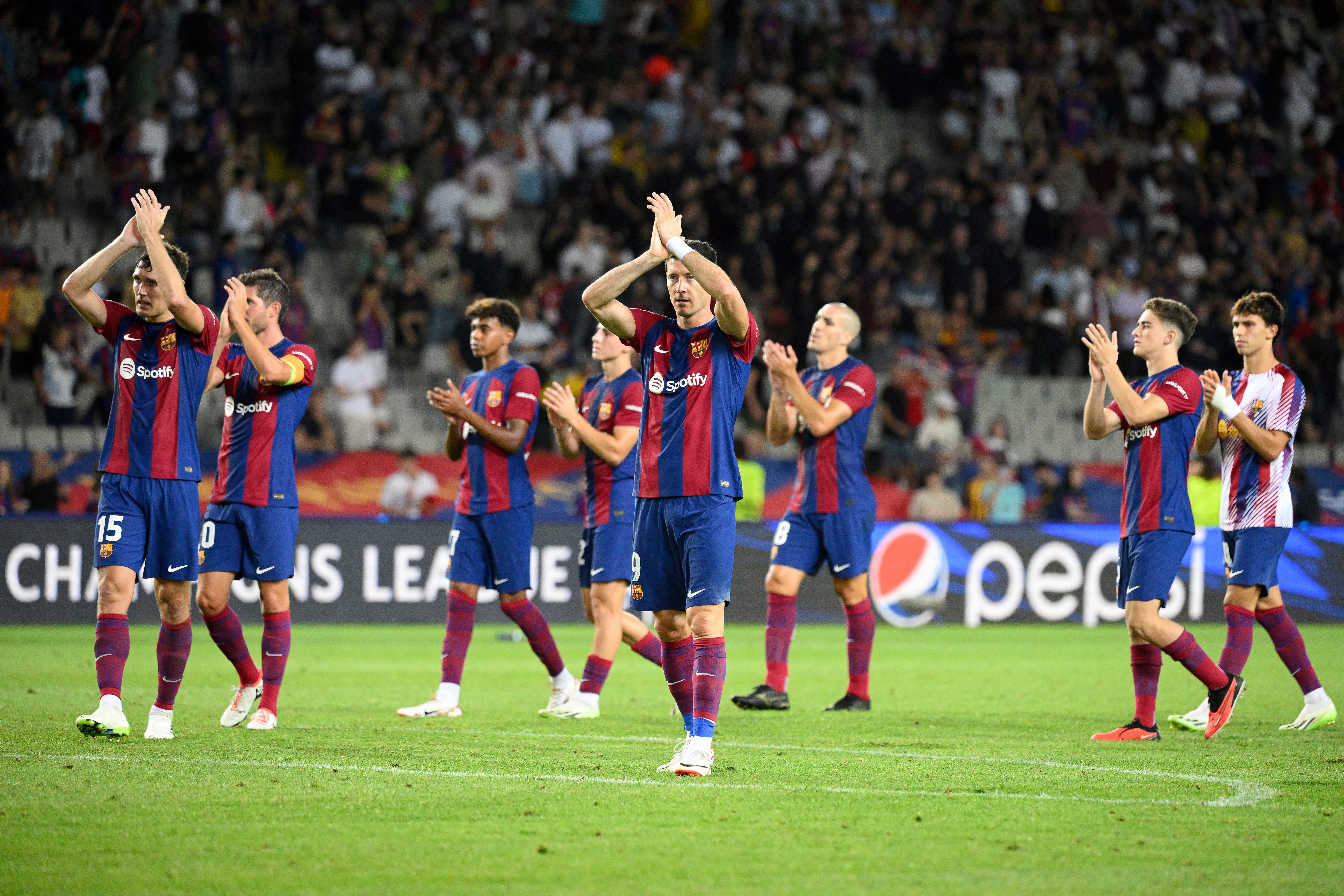 Los jugadores del FC Barcelona tras la victoria ante el Royal Antwerp FC en Champions