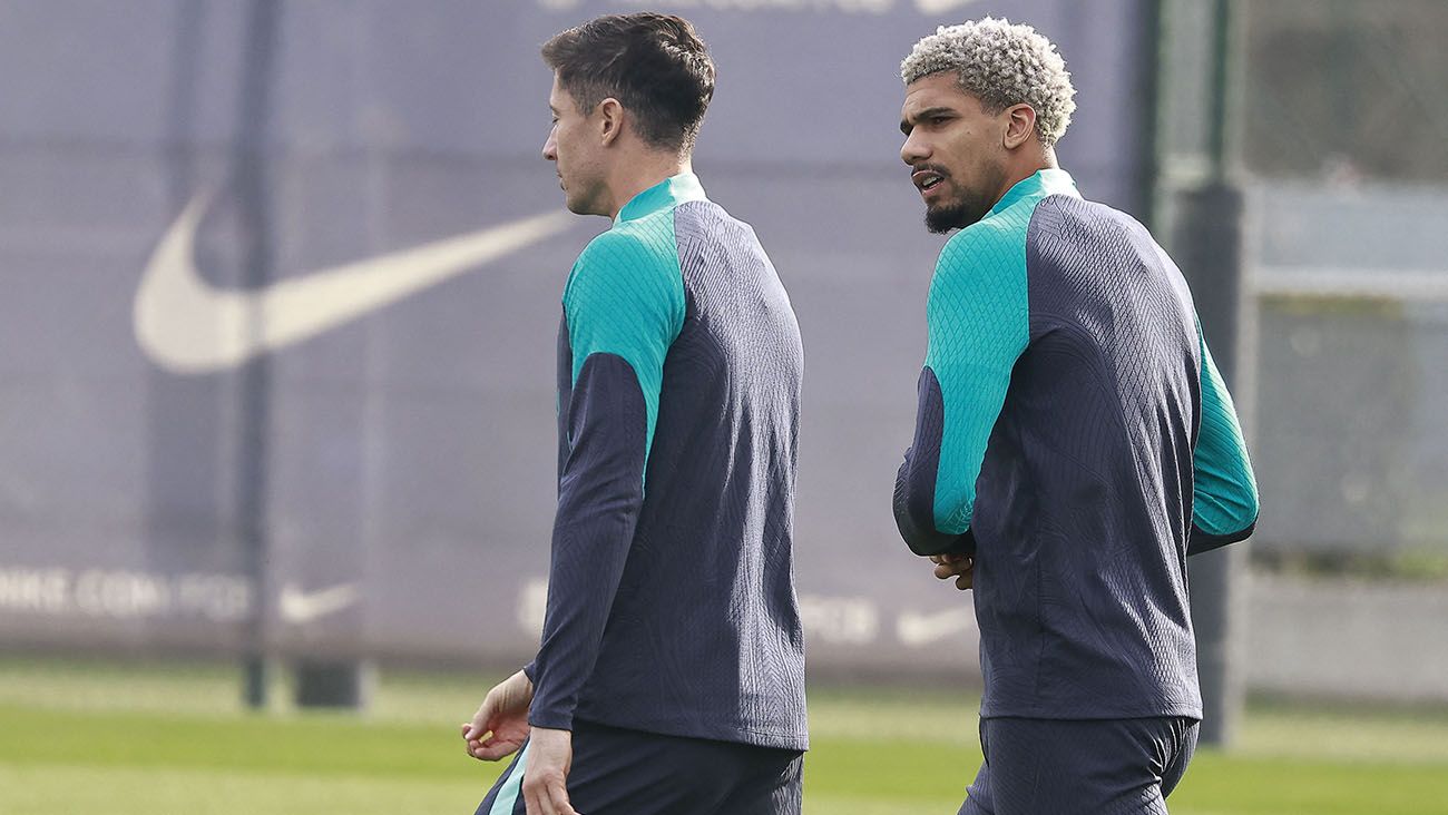 Ronald Araújo y Robert Lewandowski en un entrenamiento con el Barça