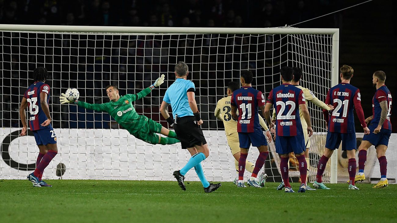 Iñaki Peña with one of his saves during Barça-Porto (2-1)