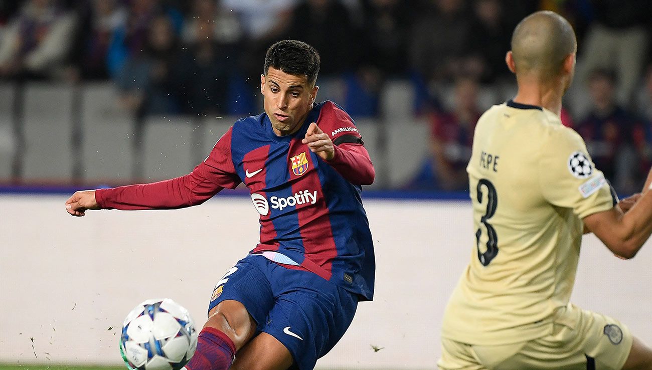Joao Cancelo durante un partido con el Barça