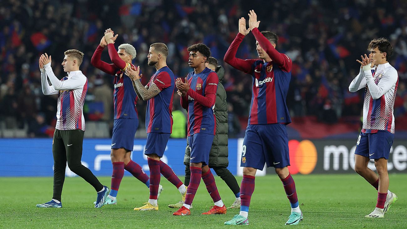 Jugadores del FC Barcelona saludan a la grada de Montjuïc tras el partido ante el Oporto
