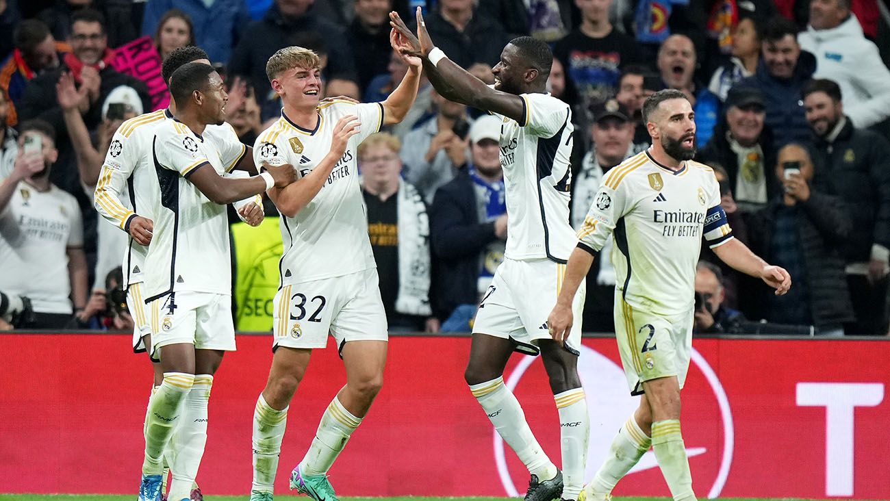 Nico Paz celebrating his goal against Napoli with his teammates