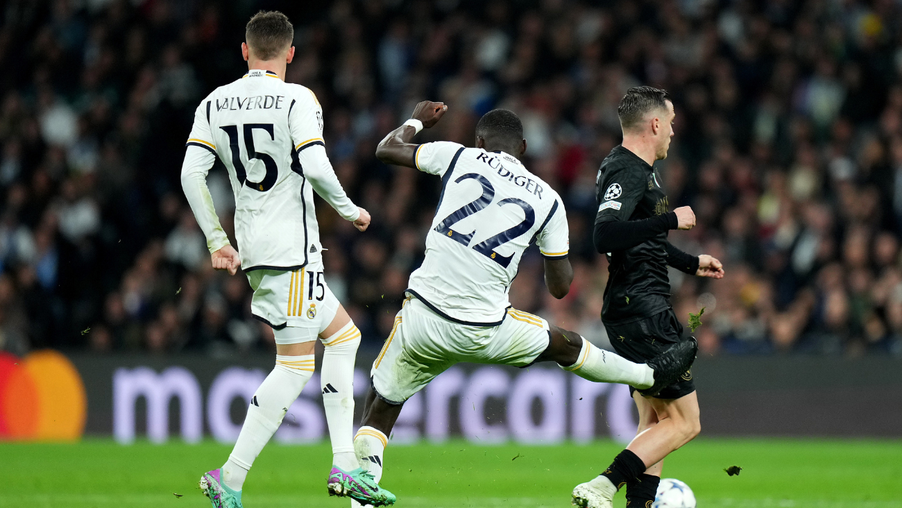 Antonio Rüdiger lesionando a Zielinski en el duelo entre el Real Madrid y el Nápoles