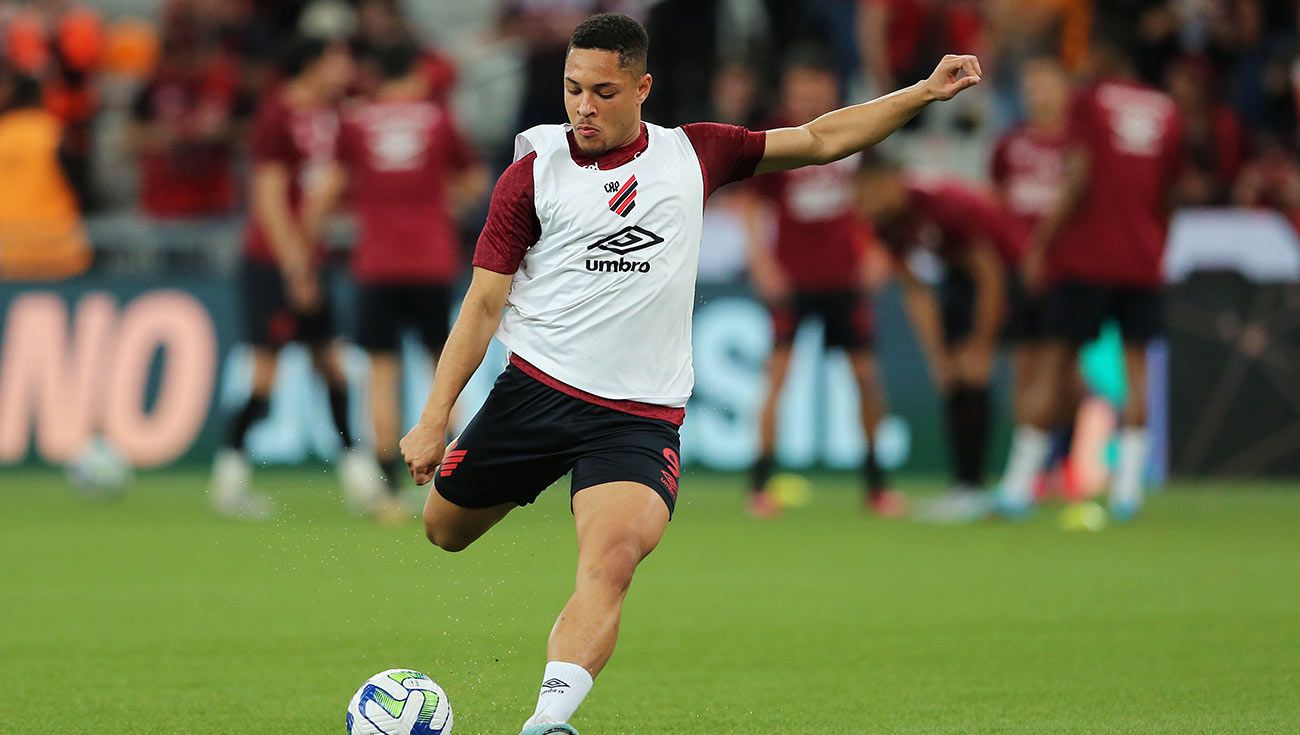 Vitor Roque antes de un partido con el Paranaense