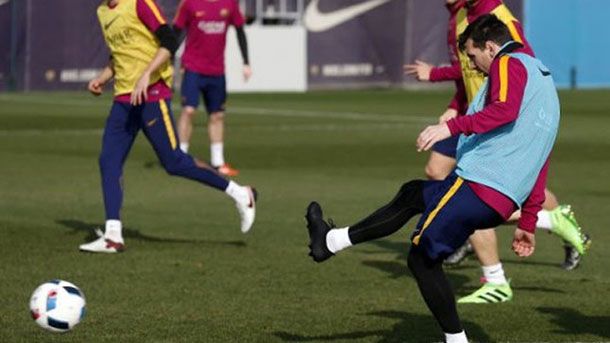 The Argentinian star of the fc barcelona trains with some black boots