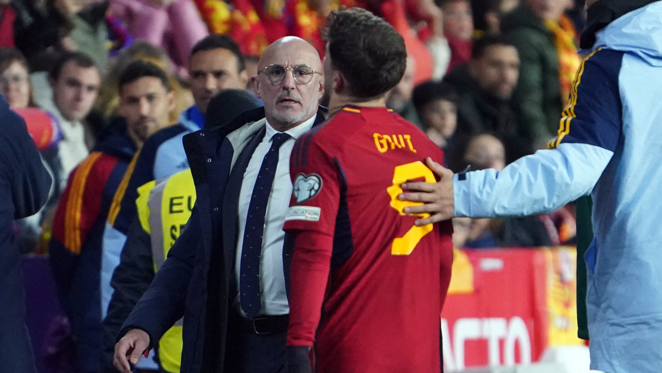 Gavi retirándose lesionado del duelo entre España y Georgia mientras Luis de la Fuente habla con él