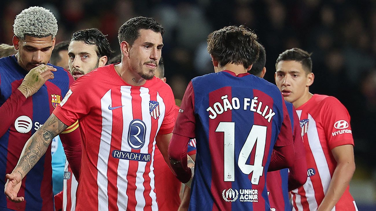 Joao Félix y Giménez durante el Barça-Atlético