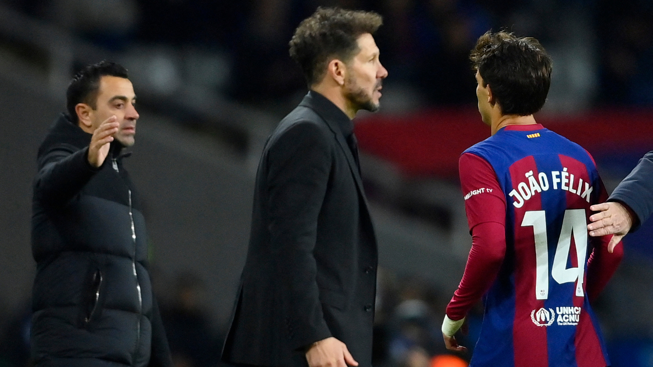 Joao Félix saliendo reemplazado en el duelo del Barça ante el Atlético de Madrid con Xavi y Simeone de fondo