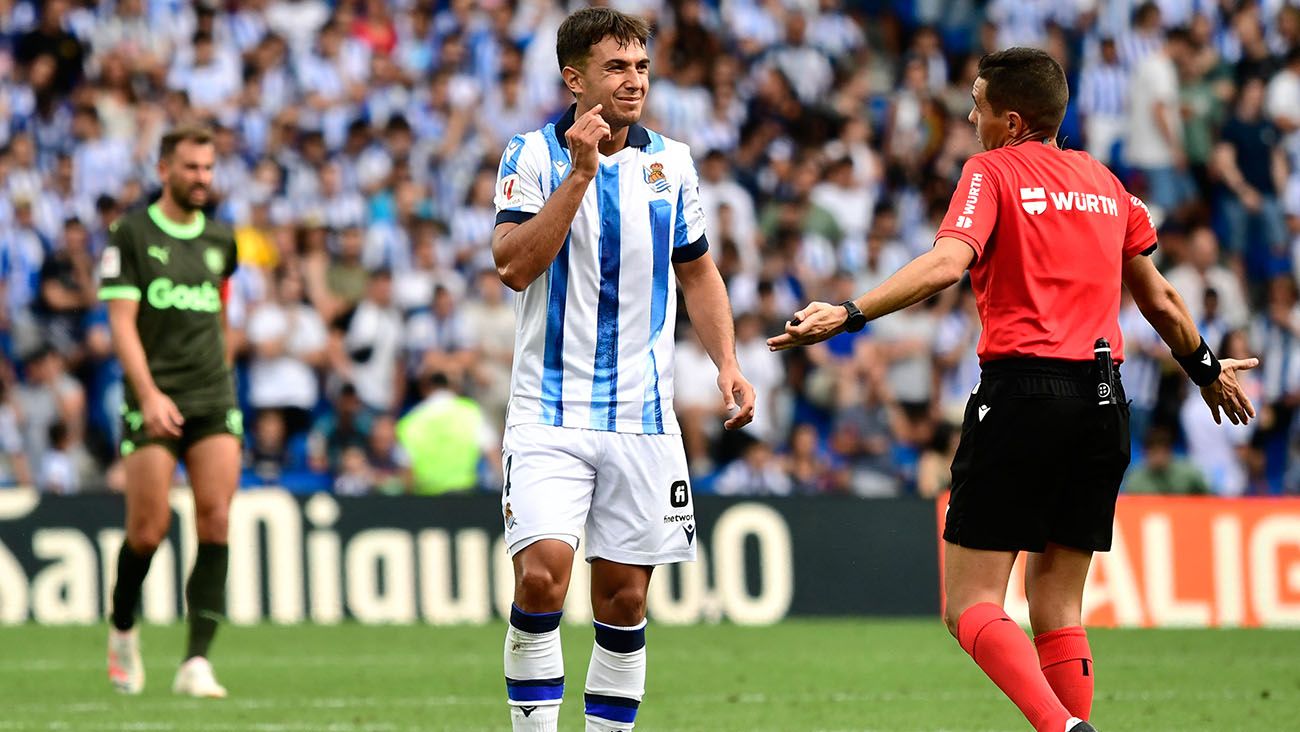 Martín Zubimendi in a match with Real Sociedad