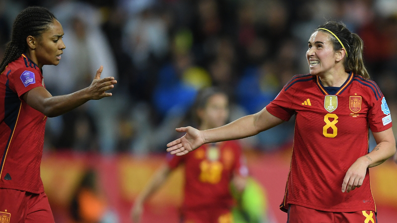 Mariona Caldentey y Salma Paralluelo con la selección de España ante Suecia en la Nations League
