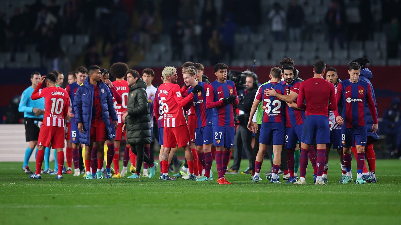 Jugadores de Barça y Atlético tras el partido de Liga