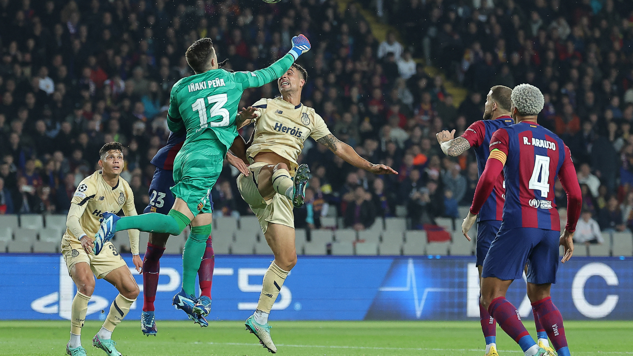 Iñaki Peña saliendo a despejar un balón con los puños en el duelo entre el FC Barcelona y el Oporto en la UEFA Champions League
