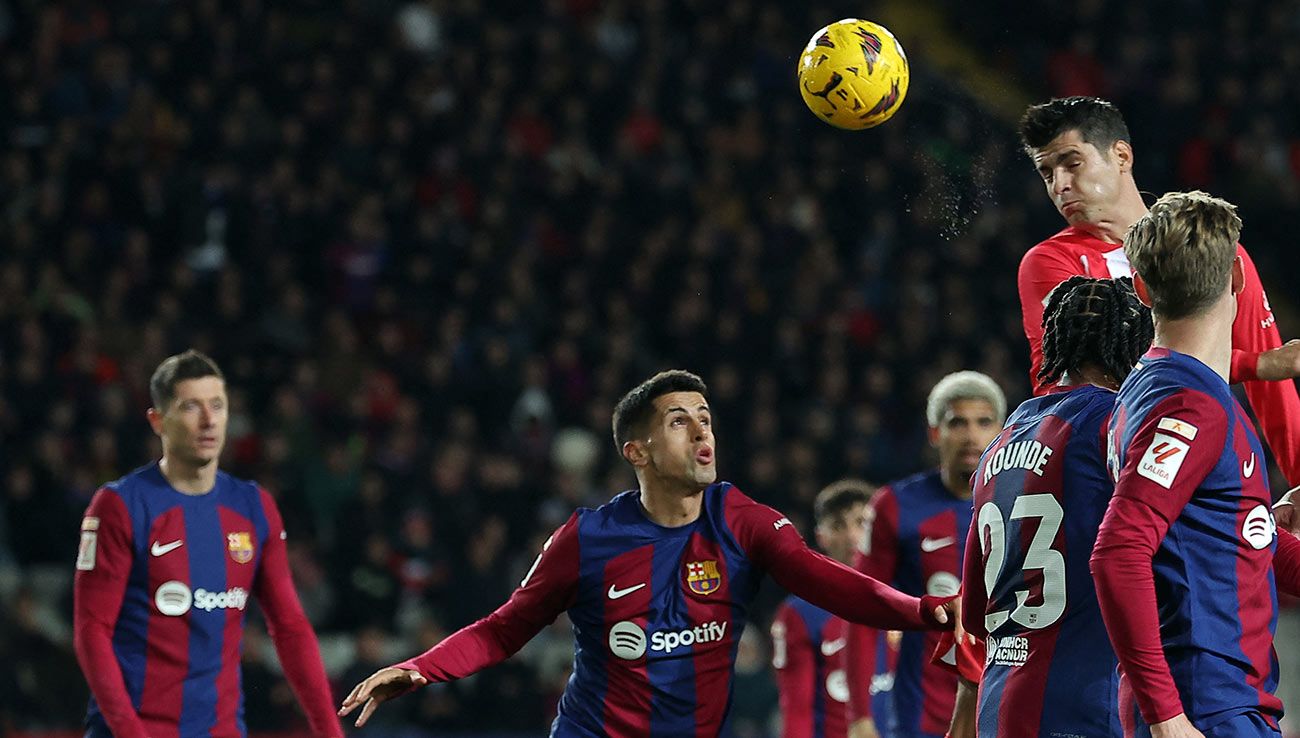 Morata cabeceando un balón ante el Barça