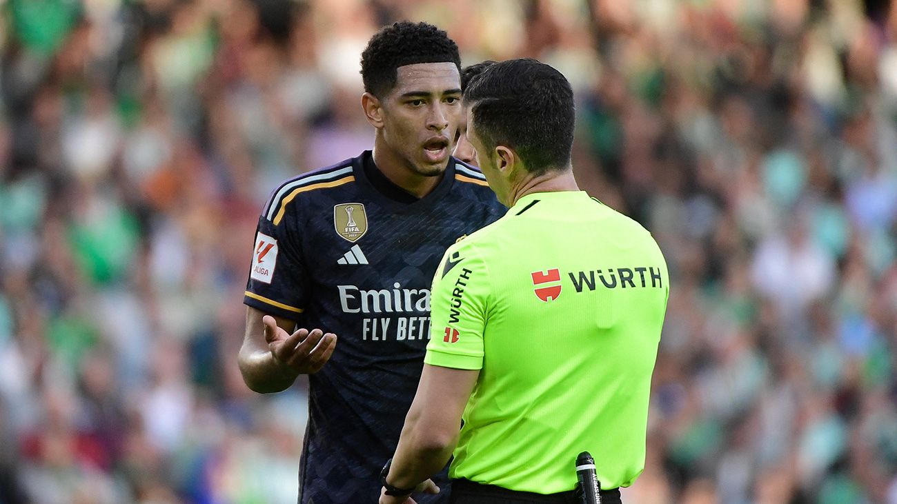 Jude Bellingham protestando a Soto Grado durante el Betis-Madrid