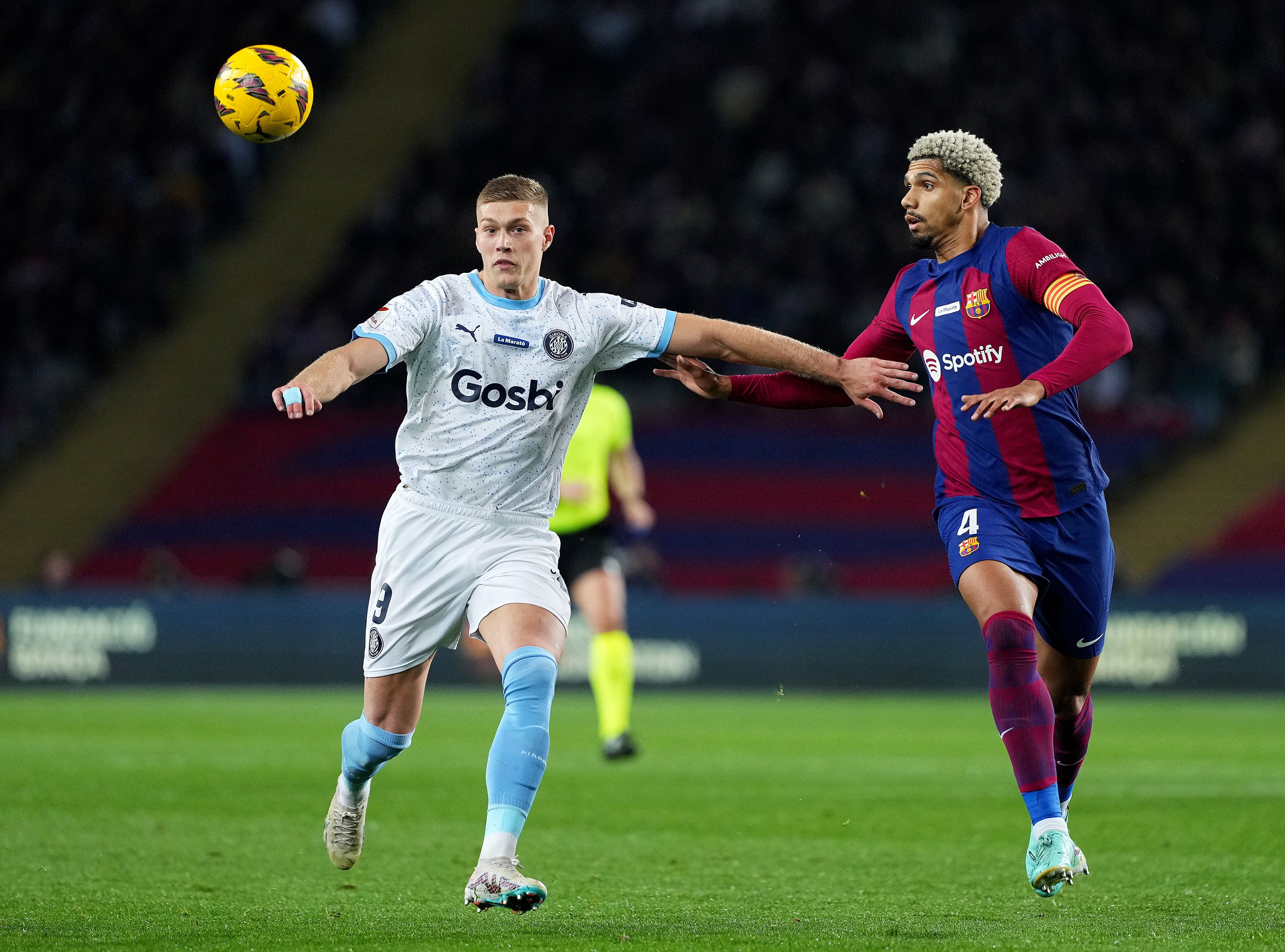 Artem Dovbyk y Ronald Araújo en un duelo en el Barça vs Girona