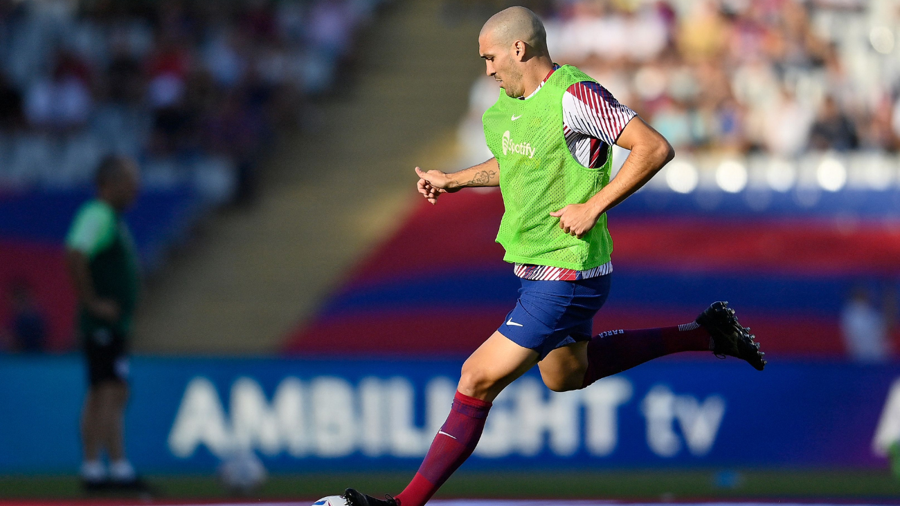 Oriol Romeu en el calentamiento previo al duelo del Barça ante el Celta de Vigo en LaLiga