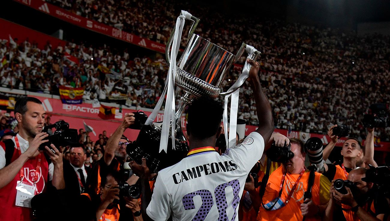 Vinicius con la Copa del Rey