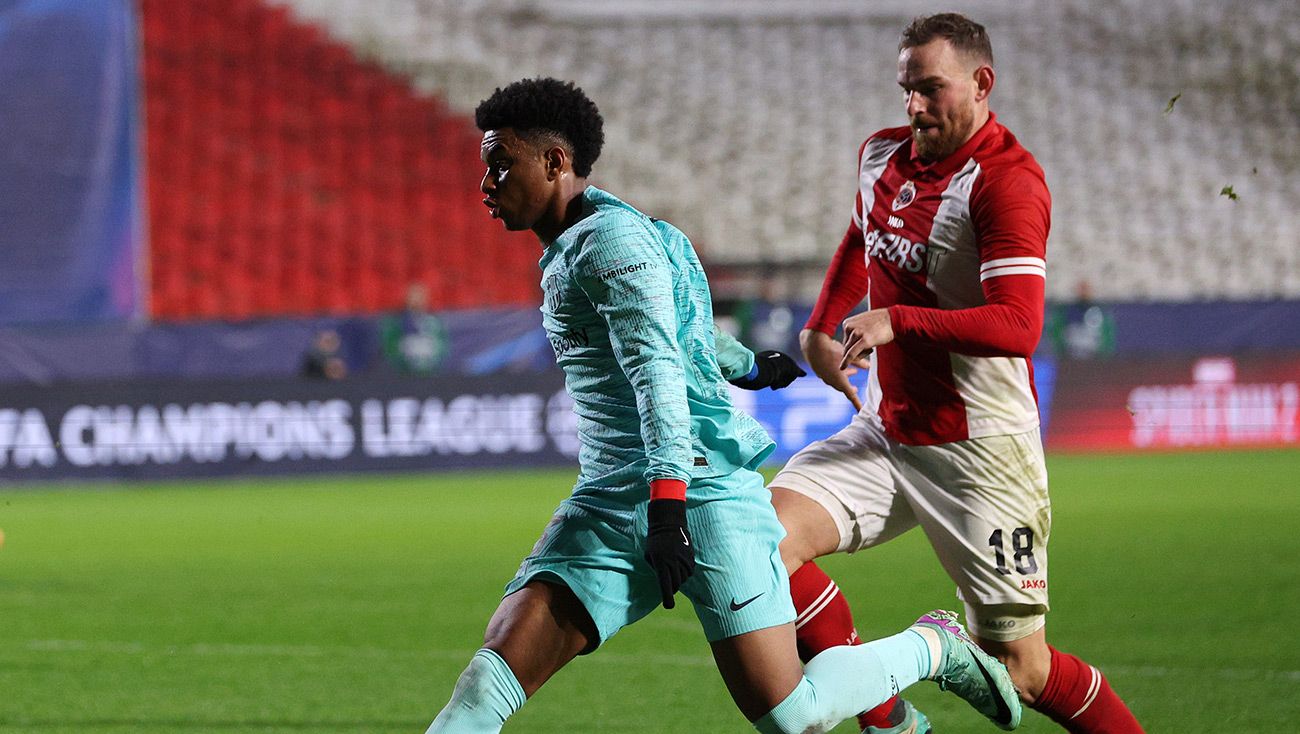 Alejandro Balde ante el Amberes en Champions