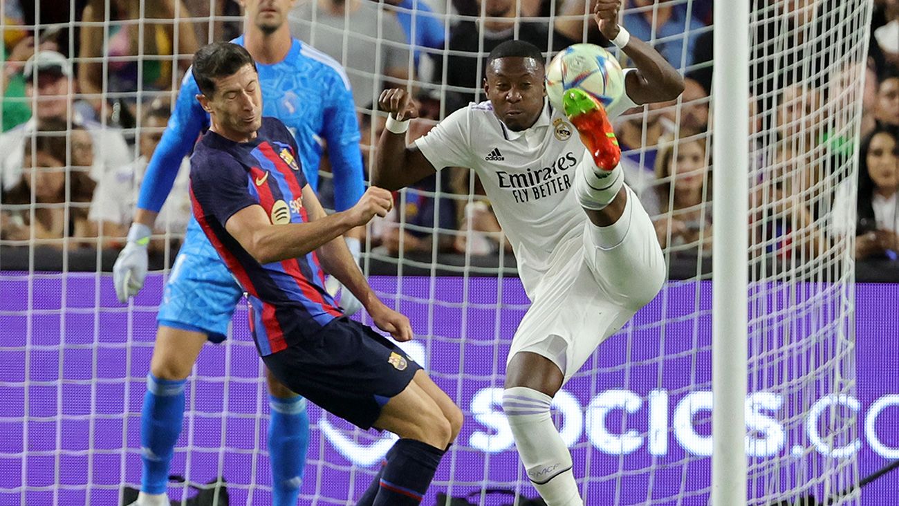 Alaba despeja un balón ante Lewandowski