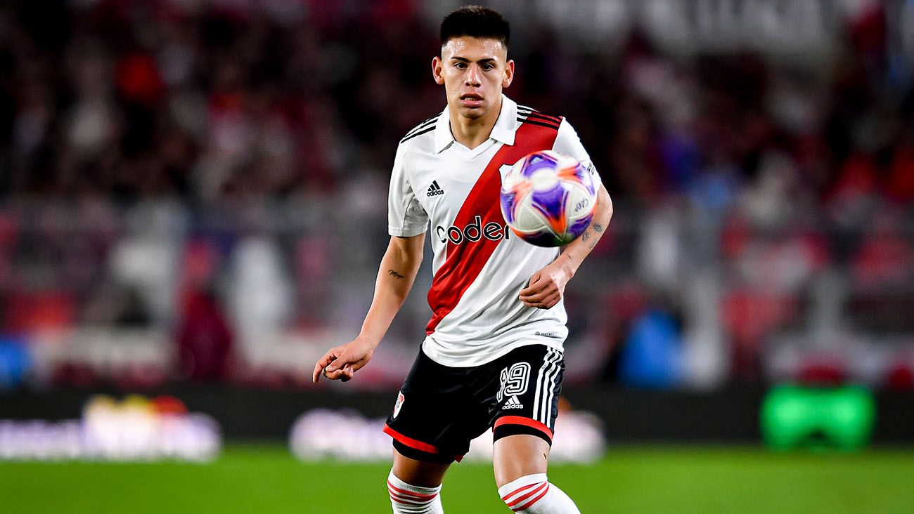 Claudio Echeverri en un partido con River Plate