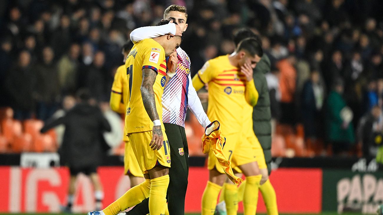 Los jugadores blaugranas se muestran decepcionados tras el empate ante el Valencia