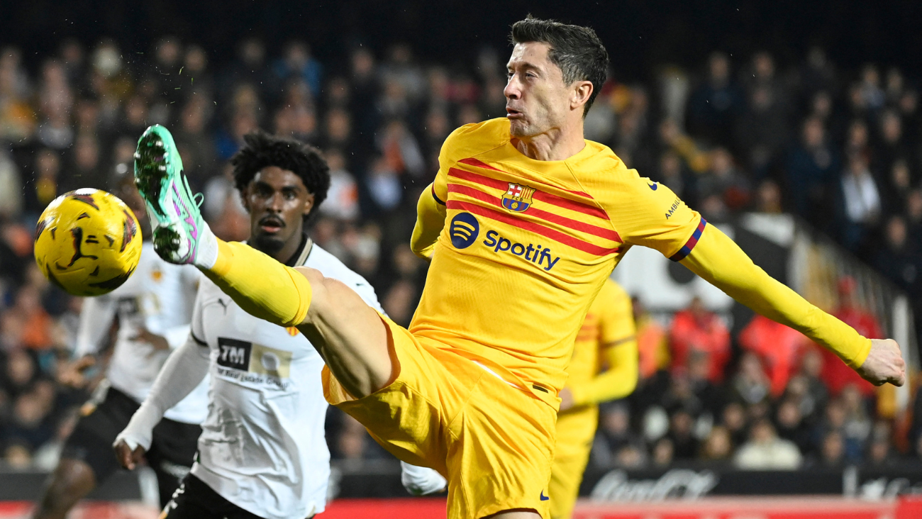 Robert Lewandowski intentando controlar un balón contra el Valencia CF en LaLiga