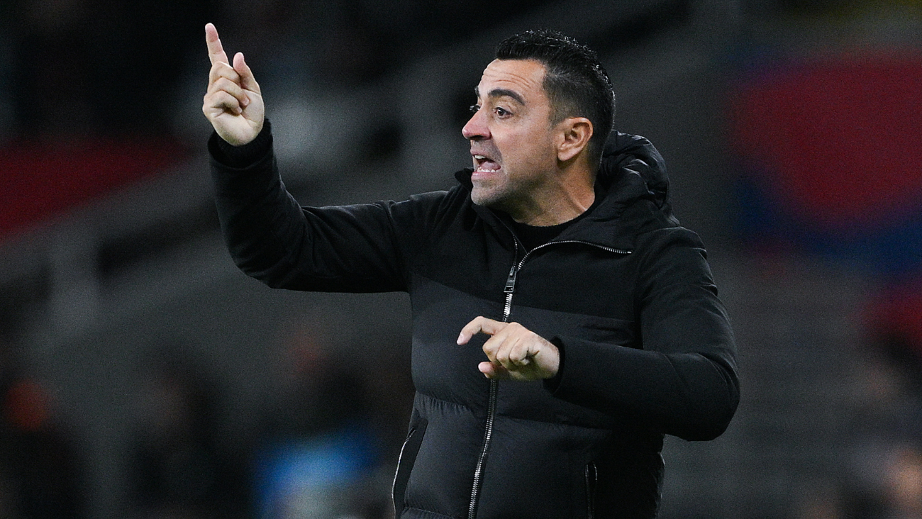 Xavi Hernández dando una indicación técnica en el duelo entre el FC Barcelona y el Girona en LaLiga (2 4)