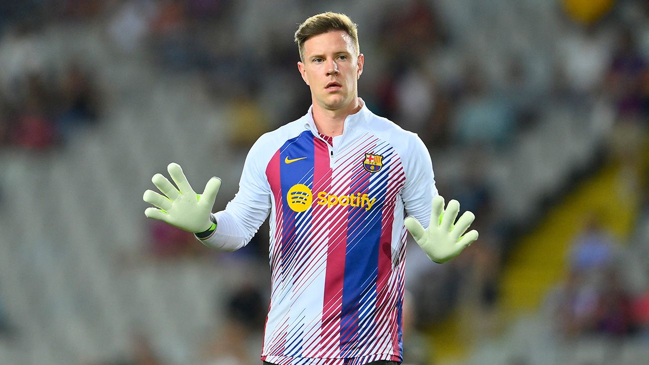 Ter Stegen calentando ante el Sevilla