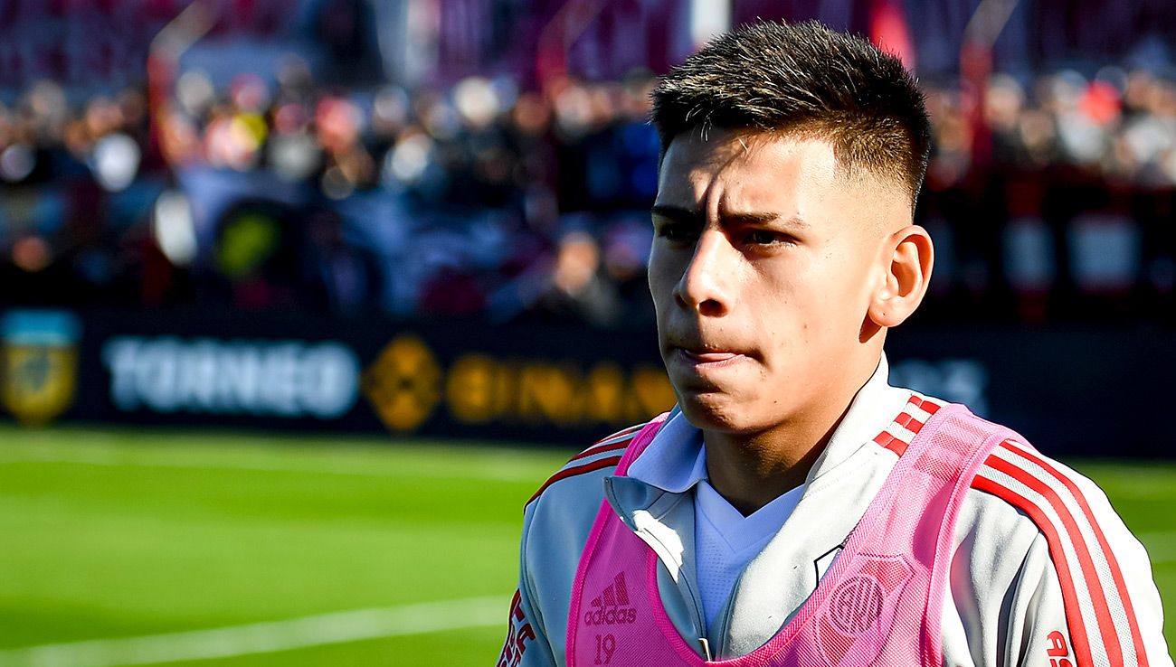 Claudio Echeverri antes de un partido con River Plate