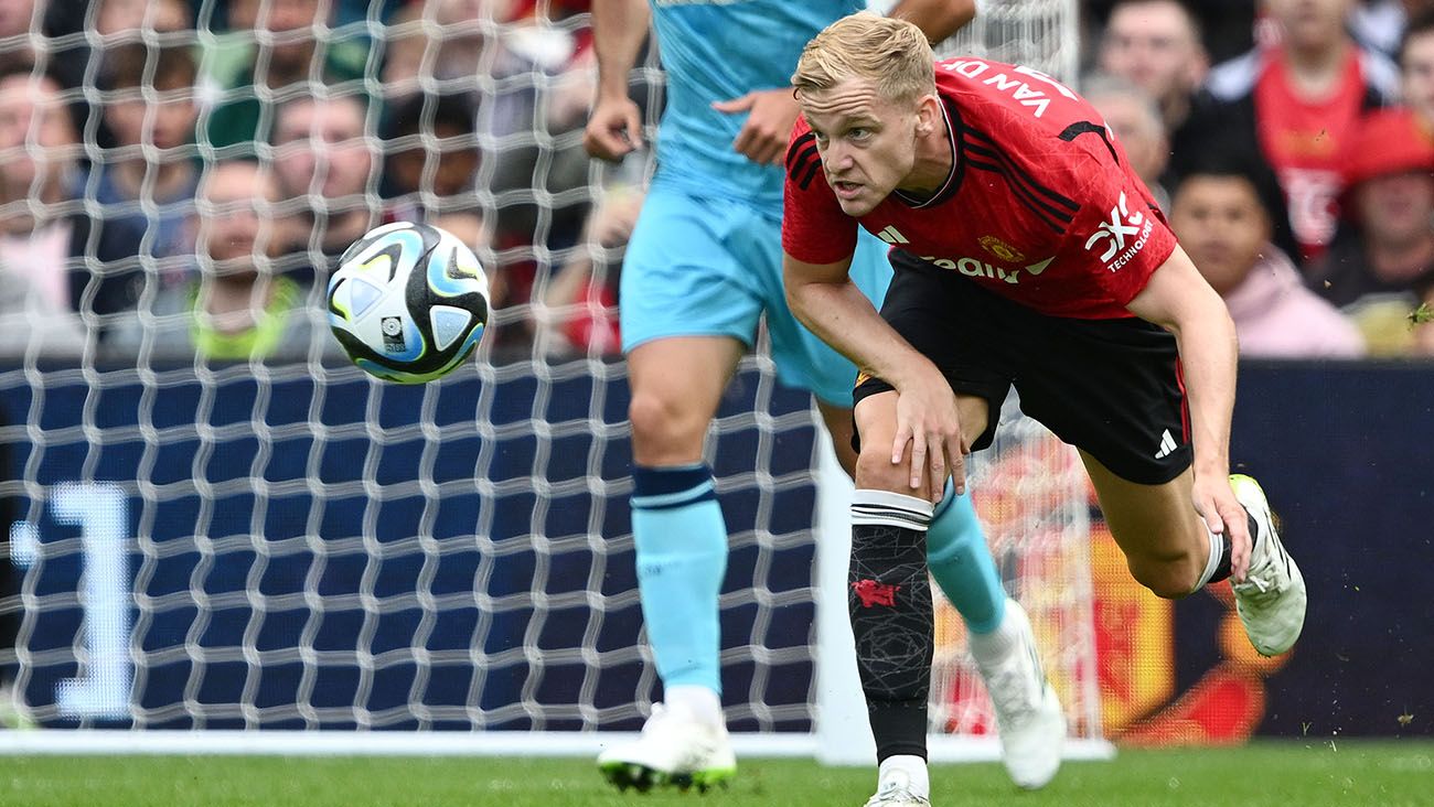 Donny van de Beek in a match with Manchester United