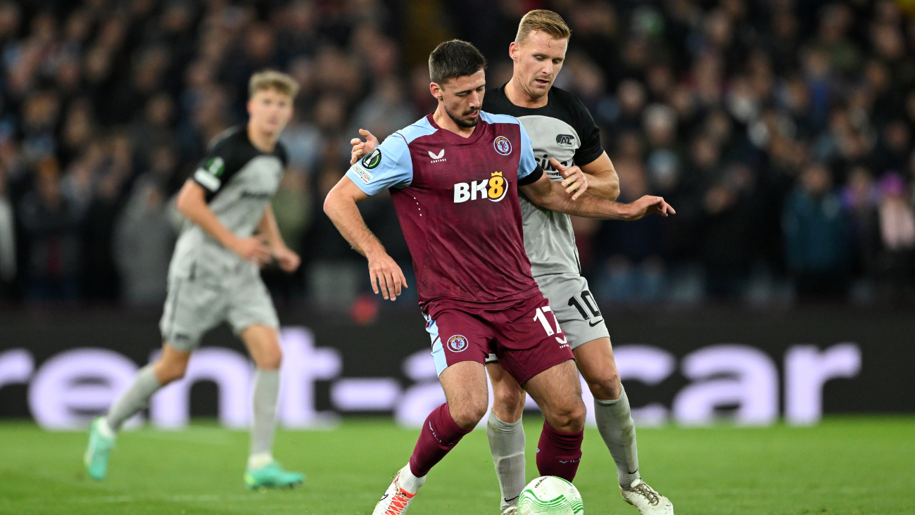Clément Lenglet disputando un balón contra Dani de Wit en el duelo entre el Aston Villa y el AZ Alkmaar en  la Conference League 
