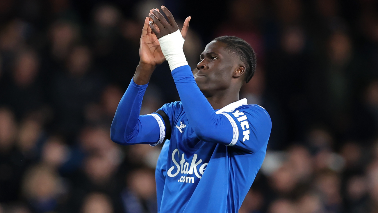 Amadou Onana en el duelo entre el Everton y el Burnley en la Carabao Cup