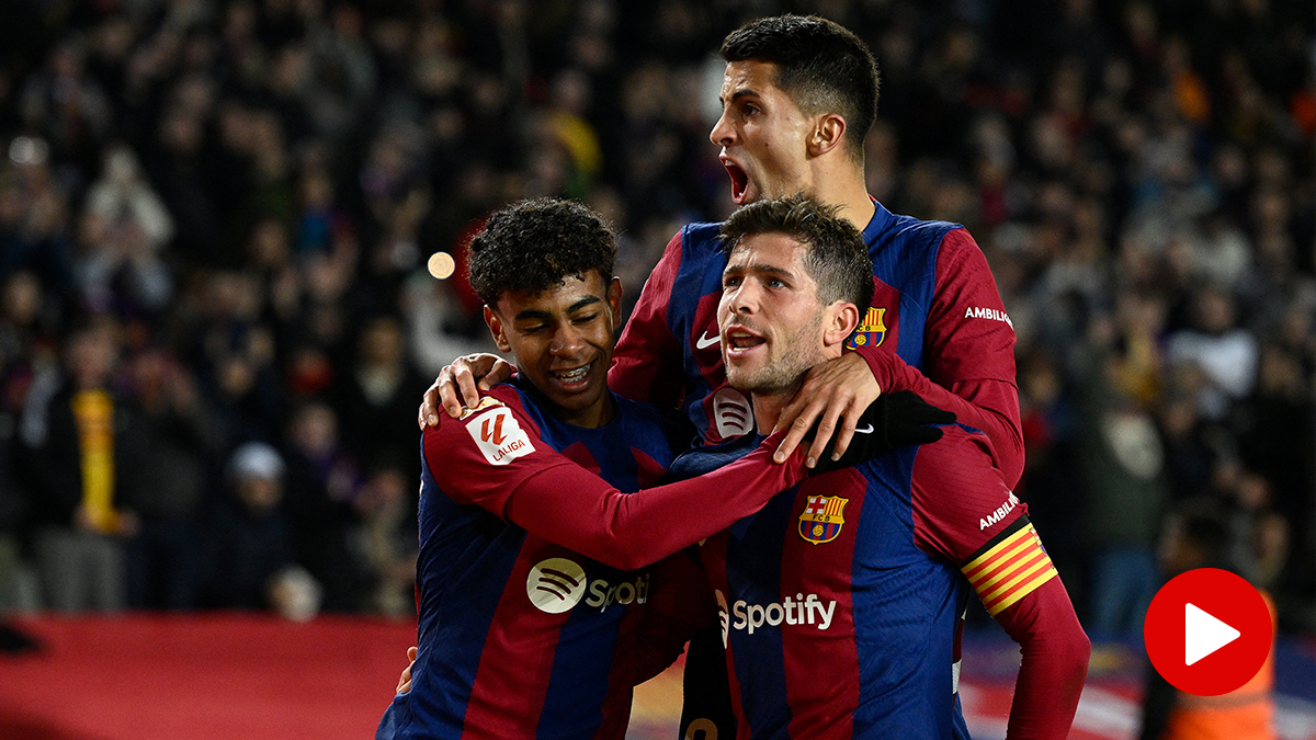 Sergi Roberto, Lamine Yamal y Joao Cancelo con el FC Barcelona celebrando una anotación ante el Almería