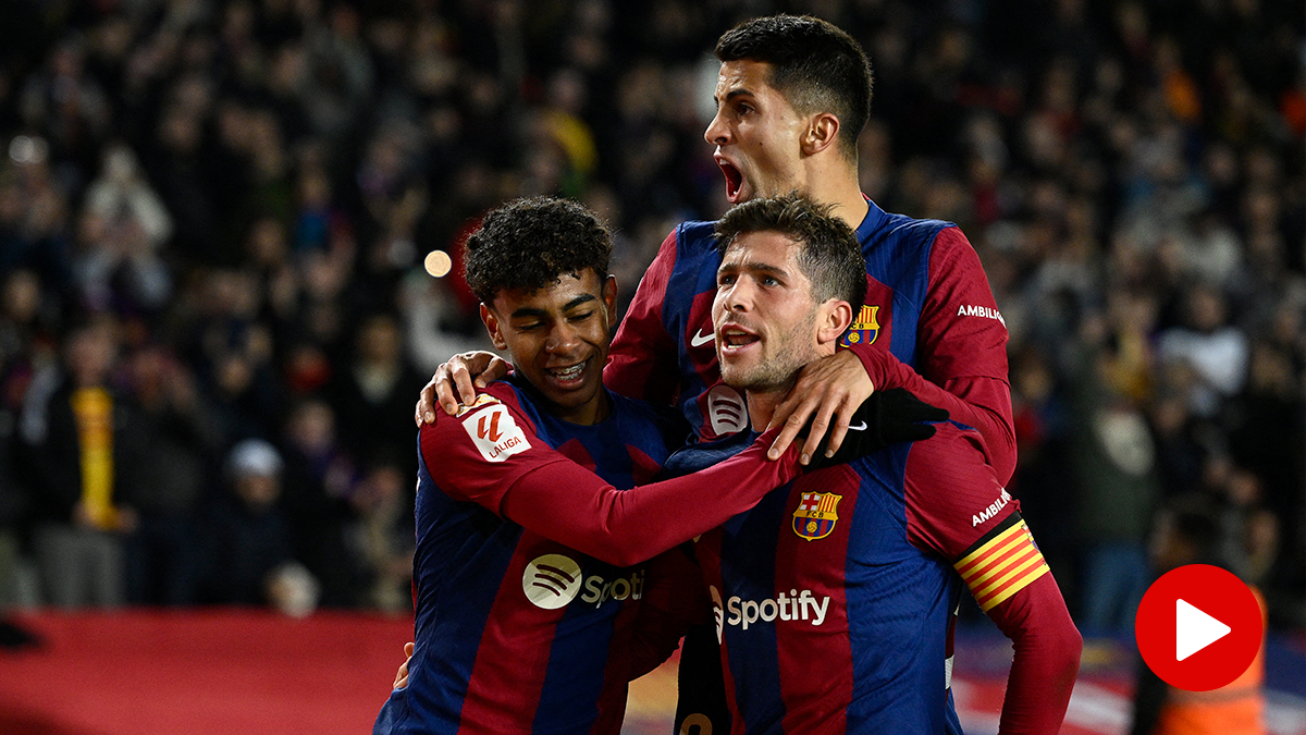 Sergi Roberto, Lamine Yamal y Joao Cancelo celebrando una anotación ante el Almería