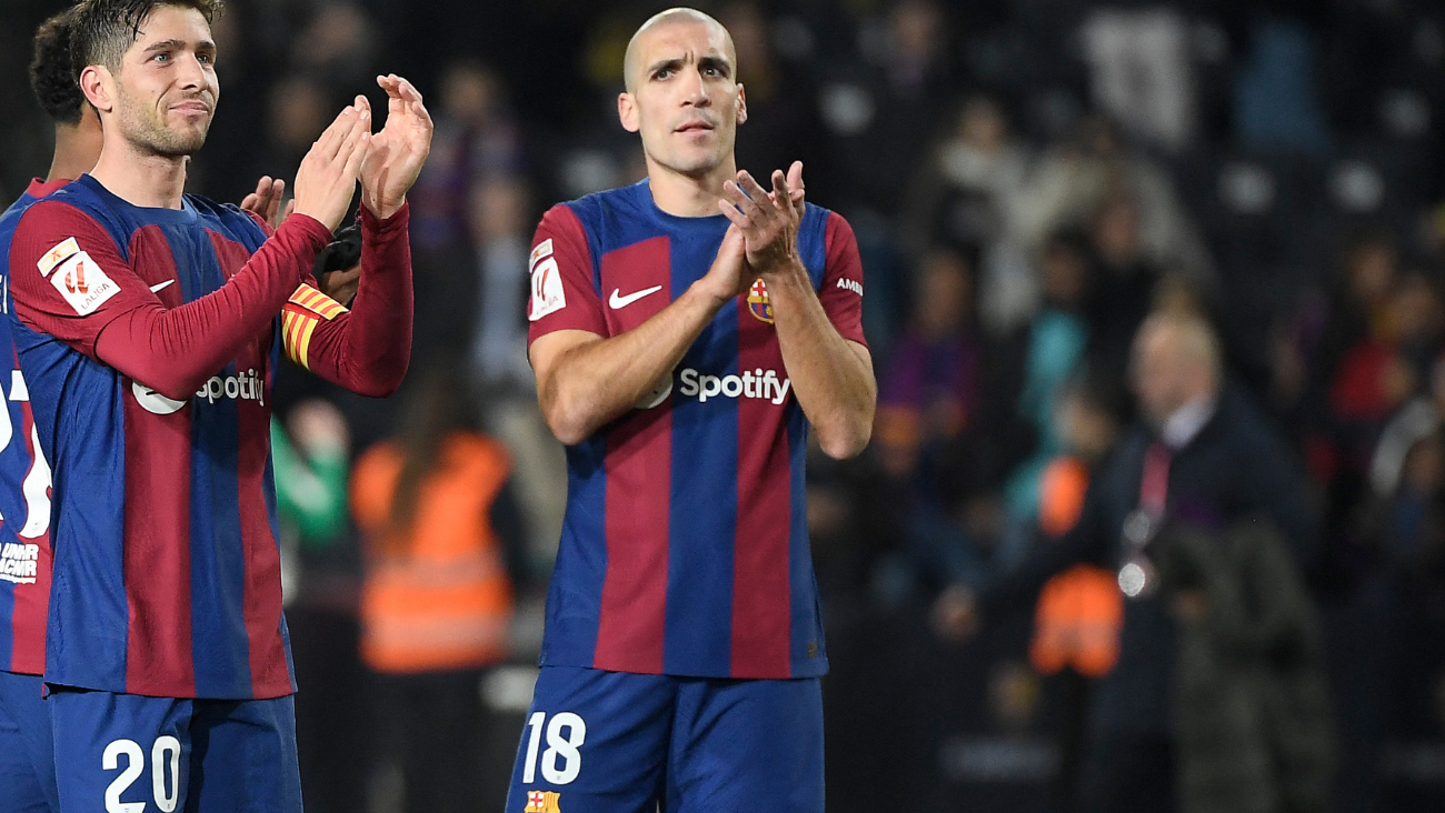Oriol Romeu con Sergi Roberto al final del duelo contra el Almería (3 2)